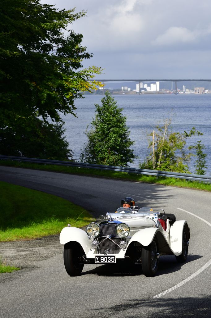 Med Vejle Fjord som en betagende baggrund kører Ernest Kristensen fra Vejle dette års ældste bil, en SS 100 fra 1935, op ad bjerget
(Foto: Michael Eisenberg)